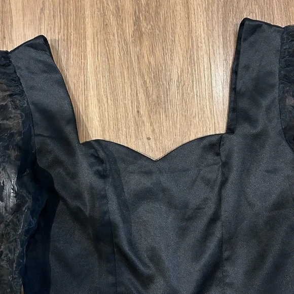 Nasty Gal Puffy Sleeve Crop Top - Picture 2 of 6